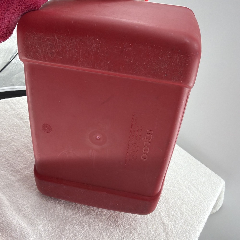 Igloo Island Breeze 9 Qt 8L Red Cooler holds 13 cans Made In USA PreOwned Handle